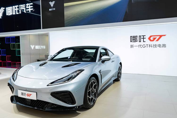 重庆243哪吒汽车在智能汽车领域的表现，领途汽车在新能源汽车市场中的影响力